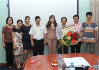 Thành Ủy Hà Nội trao tặng huy hiệu 30 năm tuổi Đảng cho cán bộ Hanel