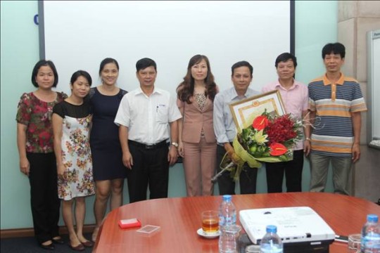 Thành Ủy Hà Nội trao tặng huy hiệu 30 năm tuổi Đảng cho cán bộ Hanel