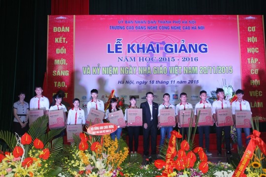 HANEL TẶNG QUÀ CHO SINH VIÊN THÀNH TÍCH CAO CỦA TRƯỜNG CAO ĐẲNG NGHỀ CÔNG NGHỆ CAO HÀ NỘI
