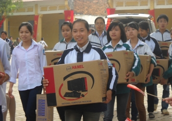 Công ty TNHH một thành viên Hanel trao tặng 20 bộ máy tính cho trường THCS Hương Ngải