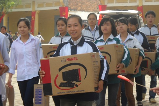 Công ty TNHH một thành viên Hanel trao tặng 20 bộ máy tính cho trường THCS Hương Ngải
