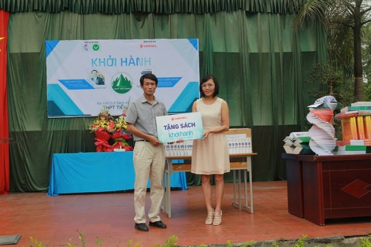 HANEL TẶNG TRƯỜNG THPT TIẾN THỊNH 500 CUỐN SÁCH “KHỞI HÀNH – LỜI KHUYÊN SINH VIÊN VIỆT NAM”
