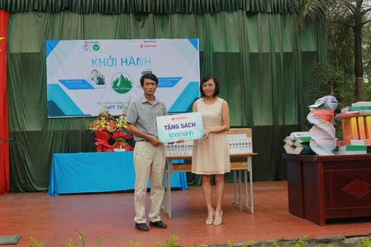Hanel tặng sách tư vấn hướng nghiệp tới học sinh các huyện ngoại thành Hà Nội