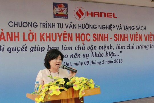 HANEL TẶNG SÁCH TƯ VẤN HƯỚNG NGHIỆP TỚI HỌC SINH CÁC HUYỆN NGOẠI THÀNH HÀ NỘI