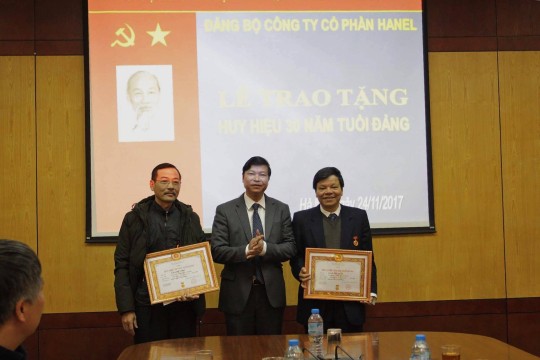 ĐẢNG BỘ HANEL TRAO TẶNG HUY HIỆU 30 NĂM TUỔI ĐẢNG CHO 02 ĐỒNG CHÍ ĐẢNG VIÊN