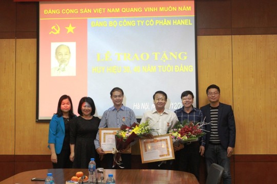 ĐẢNG BỘ HANEL TRAO TẶNG HUY HIỆU 40 NĂM VÀ 30 NĂM TUỔI ĐẢNG CHO 02 ĐỒNG CHÍ ĐẢNG VIÊN