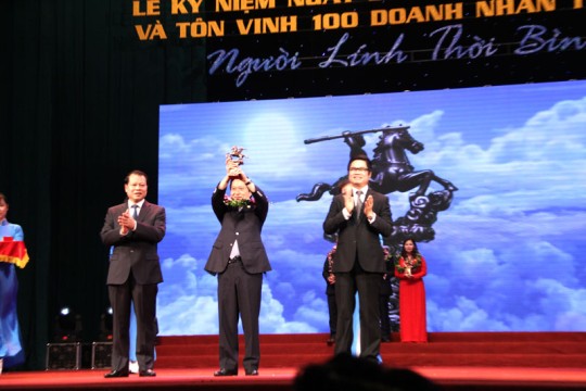 Tổng giám đốc Công ty TNHH MTV Hanel nhận cúp Thánh Gióng 2013